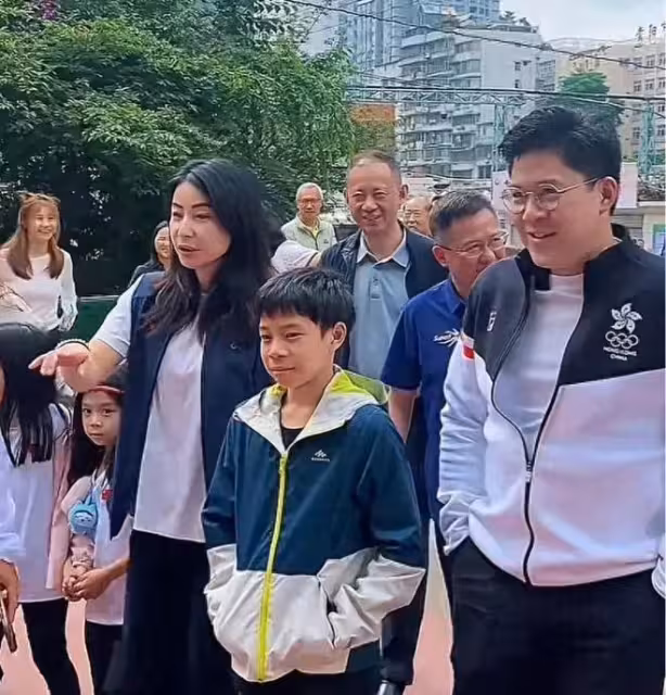 郭晶晶霍啟剛一家回香港!12歲霍中曦自己拿行李,倆女兒很受寵愛