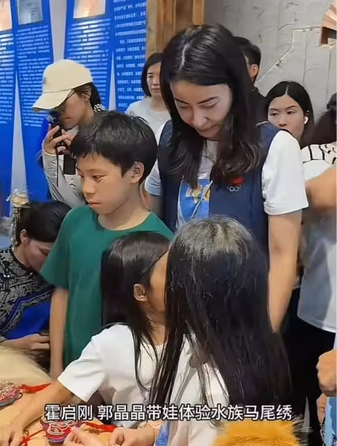 郭晶晶霍啟剛一家回香港!12歲霍中曦自己拿行李,倆女兒很受寵愛