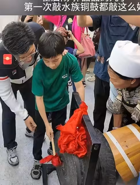 郭晶晶霍啟剛一家回香港!12歲霍中曦自己拿行李,倆女兒很受寵愛