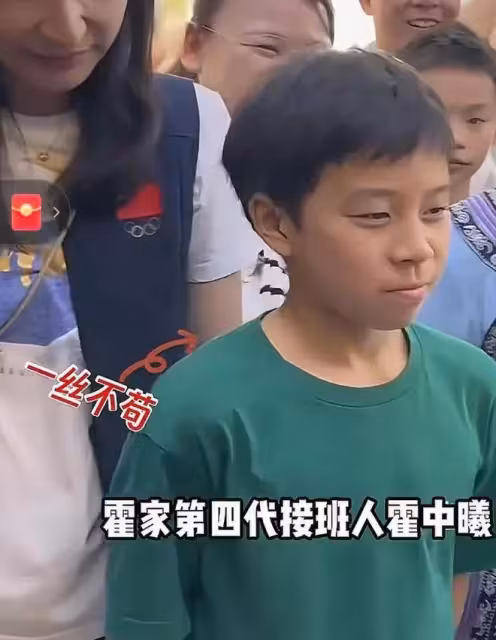 郭晶晶霍啟剛一家回香港!12歲霍中曦自己拿行李,倆女兒很受寵愛