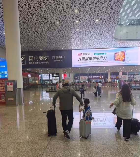 郭晶晶霍啟剛一家回香港!12歲霍中曦自己拿行李,倆女兒很受寵愛