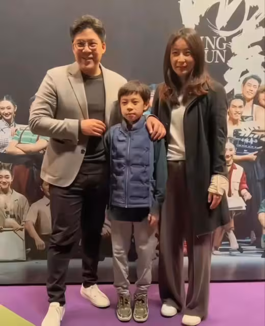 郭晶晶霍啟剛一家回香港!12歲霍中曦自己拿行李,倆女兒很受寵愛