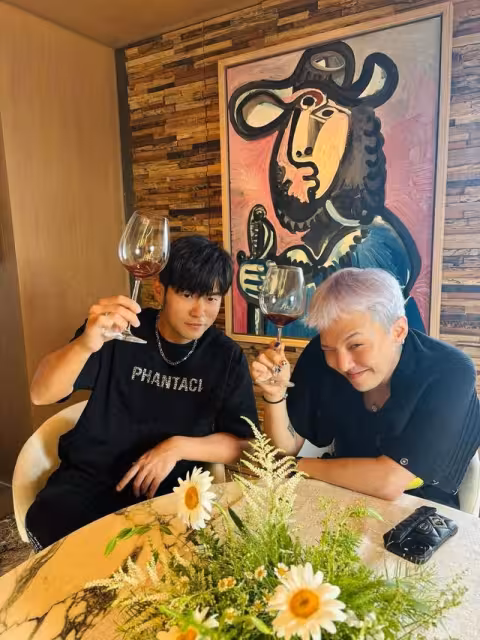 周杰倫同框GD「身後是畢卡索名畫」!《火槍手》破億…家中不只一幅