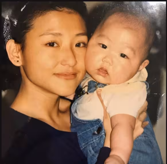 一路走好!香港知名導演因喉癌離世!曾是TVB高層樂易玲初戀男友,去年還與網紅合影狀態尚可!