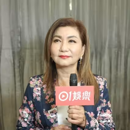 一路走好!香港知名導演因喉癌離世!曾是TVB高層樂易玲初戀男友,去年還與網紅合影狀態尚可!
