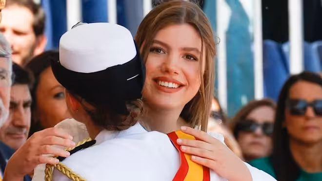 感人!萊昂諾爾公主海軍畢業,妹妹相擁流淚,父親親自授勳!