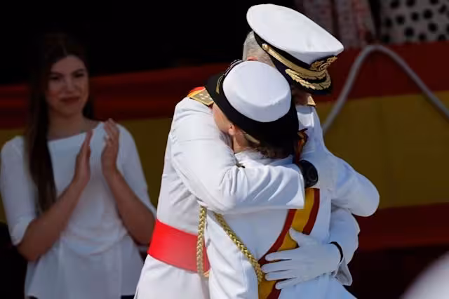 感人!萊昂諾爾公主海軍畢業,妹妹相擁流淚,父親親自授勳!