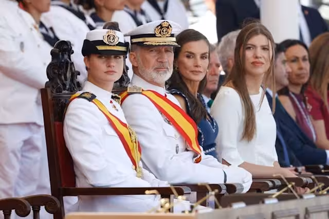感人!萊昂諾爾公主海軍畢業,妹妹相擁流淚,父親親自授勳!
