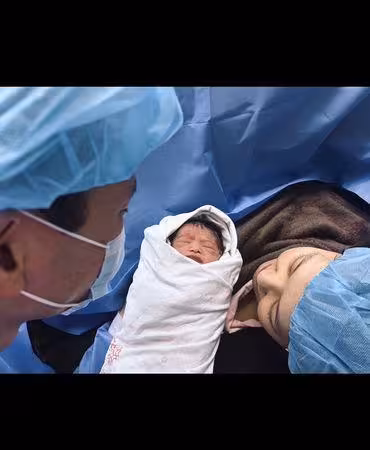 劉雨柔順產女兒!醫護驚呼「也太長了」 她喜曝全家福