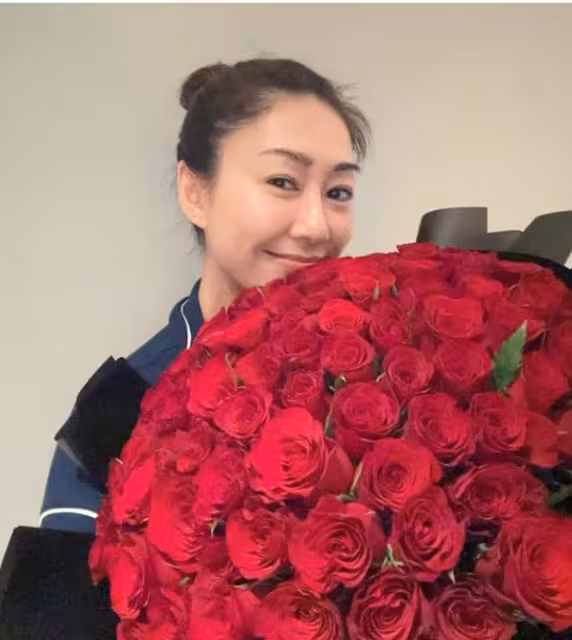 TVB花旦露水蛇腰慶38歲生日!眾星現身豪宅慶祝!胡定欣男友罕見亮相!