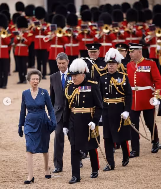 安妮公主閃耀出席皇家軍樂盛典,成時尚焦點引發熱議!