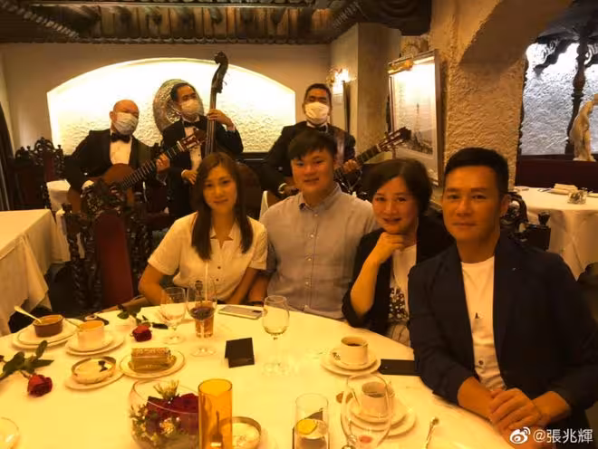 TVB前男星給女兒慶21歲生日!親吻愛女臉頰!獲贊李嘉欣鍾嘉欣混合體!