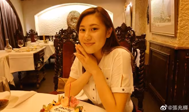 TVB前男星給女兒慶21歲生日!親吻愛女臉頰!獲贊李嘉欣鍾嘉欣混合體!
