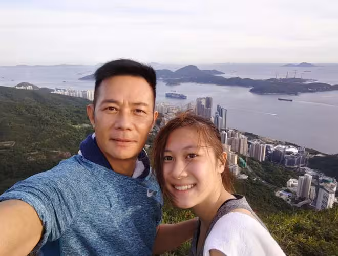 TVB前男星給女兒慶21歲生日!親吻愛女臉頰!獲贊李嘉欣鍾嘉欣混合體!