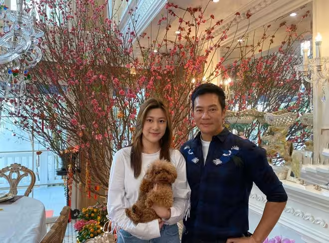 TVB前男星給女兒慶21歲生日!親吻愛女臉頰!獲贊李嘉欣鍾嘉欣混合體!