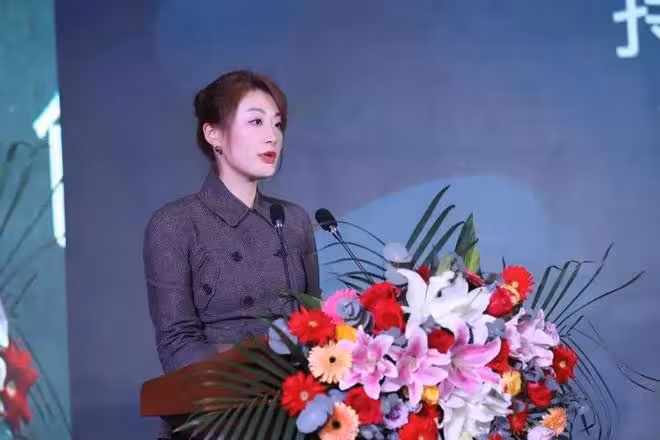 1995年,杜建英陪老闆赴港洽談訂房間時,宗慶後:我們倆住一起