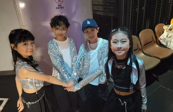 TVB男星演男一無望，砸500萬為兒女栽培興趣！兒子踢港超女兒獲韓團編舞指導！