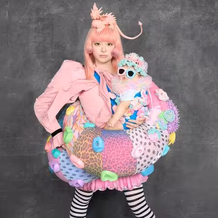 卡莉怪妞產後9個月復出!萬人面前開唱 火速恢復身材「抱娃現身」