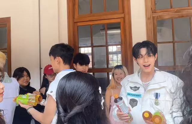 男團Saturnday正中午頂高溫拍MV　暖心1舉動超寵粉：不可以不喝