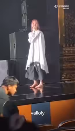 演唱會開一半!女星突強拉觀眾讓位 「緊擁千萬男友爆哭」