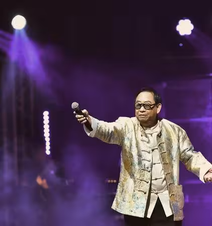 《唐伯虎點秋香》華府老師75歲宣布徵婚！　黎彼得4個月前才進ICU
