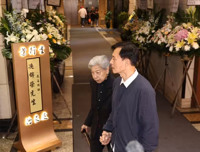 一路走好!TVB資深演員設靈!古天樂楊千嬅黃宗澤送花牌!90歲TVB女星現身一度哽咽!