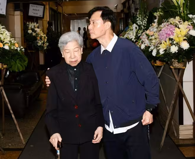 一路走好!TVB資深演員設靈!古天樂楊千嬅黃宗澤送花牌!90歲TVB女星現身一度哽咽!