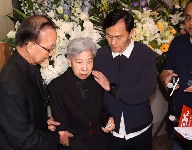 一路走好!TVB資深演員設靈!古天樂楊千嬅黃宗澤送花牌!90歲TVB女星現身一度哽咽!