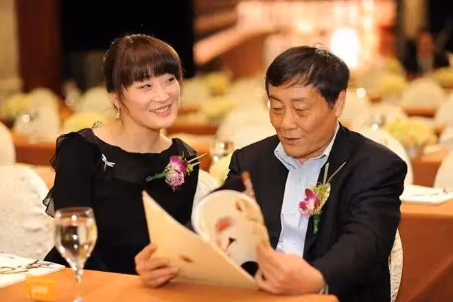 當小三的杜建英，可能腸子都悔青了！聲名狼藉，仨孩子也抬不起頭