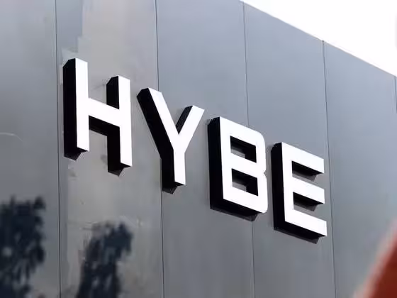 警方突襲搜查HYBE總部，調查方時赫涉嫌欺詐性不正當交易案