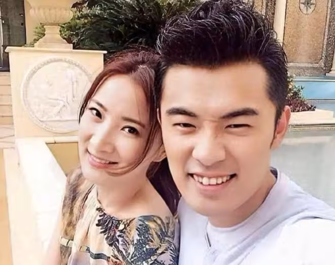 陳赫前妻曬新老公！38歲許婧坐遊艇出海，外籍丈夫一雙藍眼睛超帥