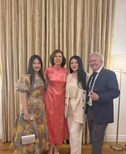 英國駐華大使吳若蘭舉辦宴會！李湘母女受邀，王詩齡穿新中式美翻
