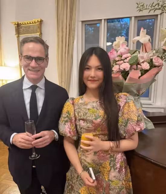 英國駐華大使吳若蘭舉辦宴會！李湘母女受邀，王詩齡穿新中式美翻