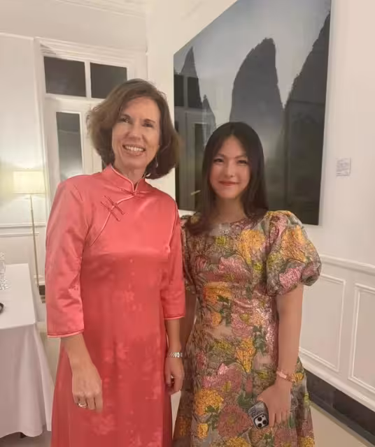 英國駐華大使吳若蘭舉辦宴會！李湘母女受邀，王詩齡穿新中式美翻