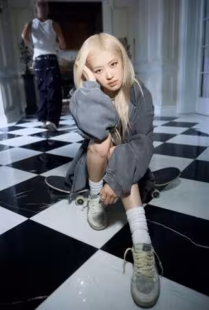 BLACKPINK Rosé唱一半「慘摔下樓」驚悚瞬間全被拍 影片引擔憂