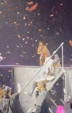 BLACKPINK Rosé唱一半「慘摔下樓」驚悚瞬間全被拍 影片引擔憂