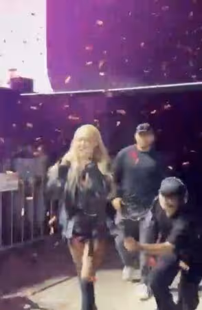 BLACKPINK Rosé唱一半「慘摔下樓」驚悚瞬間全被拍 影片引擔憂