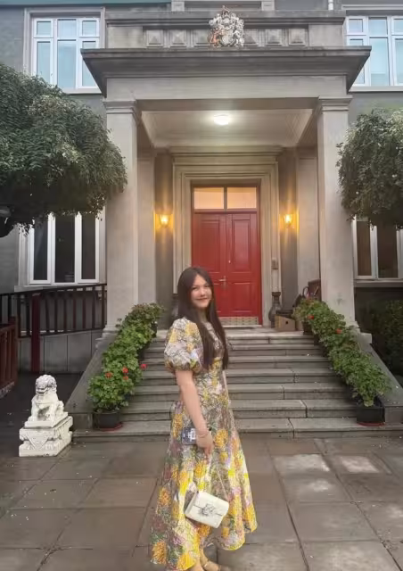 李湘母女現大使館晚宴 王詩齡好胖拿橙汁敬酒跟年輕男子貼臉合影