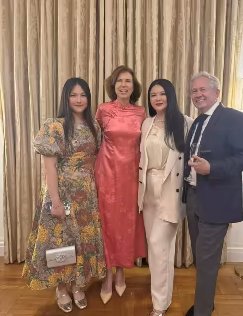 李湘母女現大使館晚宴 王詩齡好胖拿橙汁敬酒跟年輕男子貼臉合影