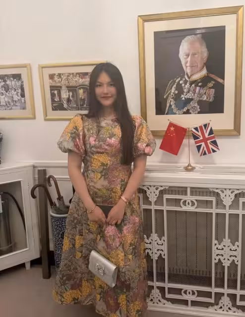 李湘母女現大使館晚宴 王詩齡好胖拿橙汁敬酒跟年輕男子貼臉合影