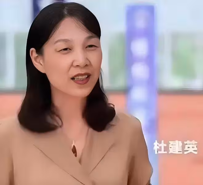 施幼珍罕見照曝光，晚年遊山玩水生活愜意，過得比杜建英更瀟灑！