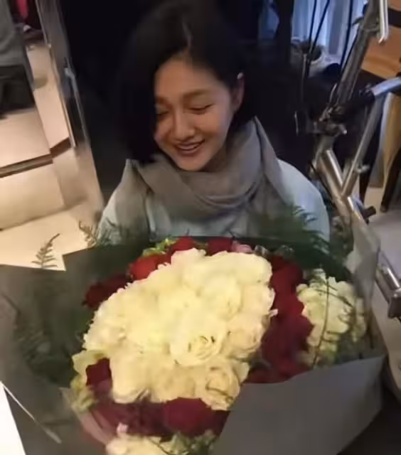 遲來的深情比草賤！具俊曄拿手機平板天天守大S墓地被說太會表演