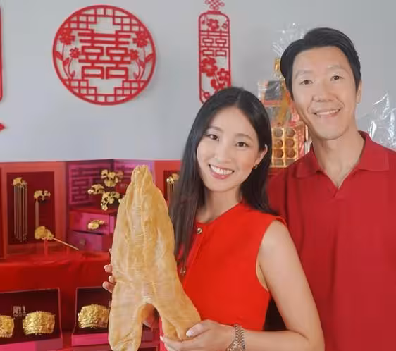 恭喜!前TVB小花過大禮六對龍鳳鐲搶眼!大曬火辣婚照,上圍豐滿吸睛!