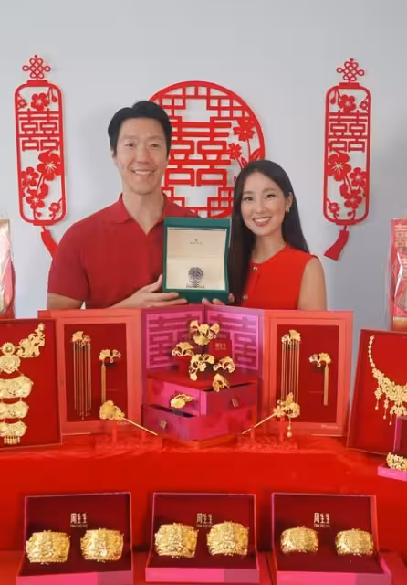 恭喜!前TVB小花過大禮六對龍鳳鐲搶眼!大曬火辣婚照,上圍豐滿吸睛!