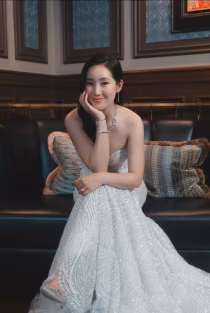 恭喜!前TVB小花過大禮六對龍鳳鐲搶眼!大曬火辣婚照,上圍豐滿吸睛!