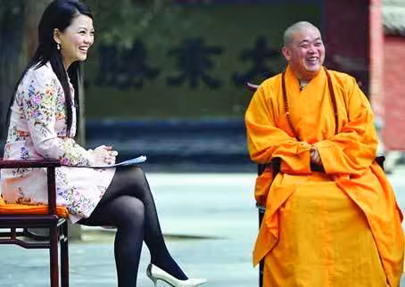 李湘採訪釋永信倆人坐姿成強烈對比！他那時很質樸反倒李湘不端莊