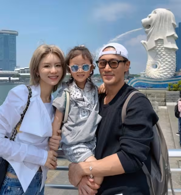 林峯一家三口游新加坡!5歲女兒格格罕見露正面!笑起來和爸爸一模一樣