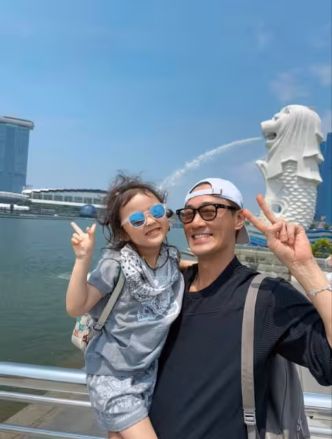林峯一家三口游新加坡!5歲女兒格格罕見露正面!笑起來和爸爸一模一樣