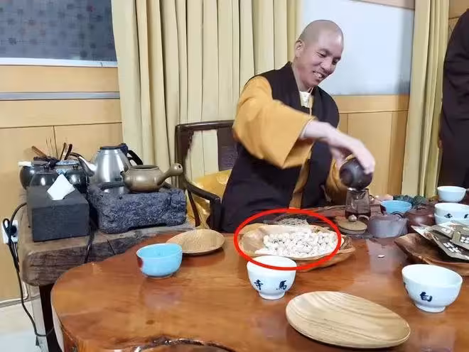 上任才1天，印樂法師和美女大量合影被扒，但與釋永信有天壤之別