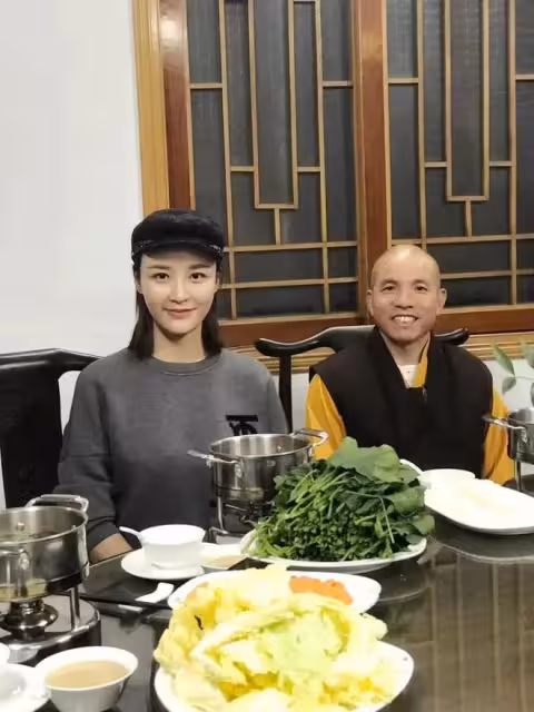 上任才1天，印樂法師和美女大量合影被扒，但與釋永信有天壤之別